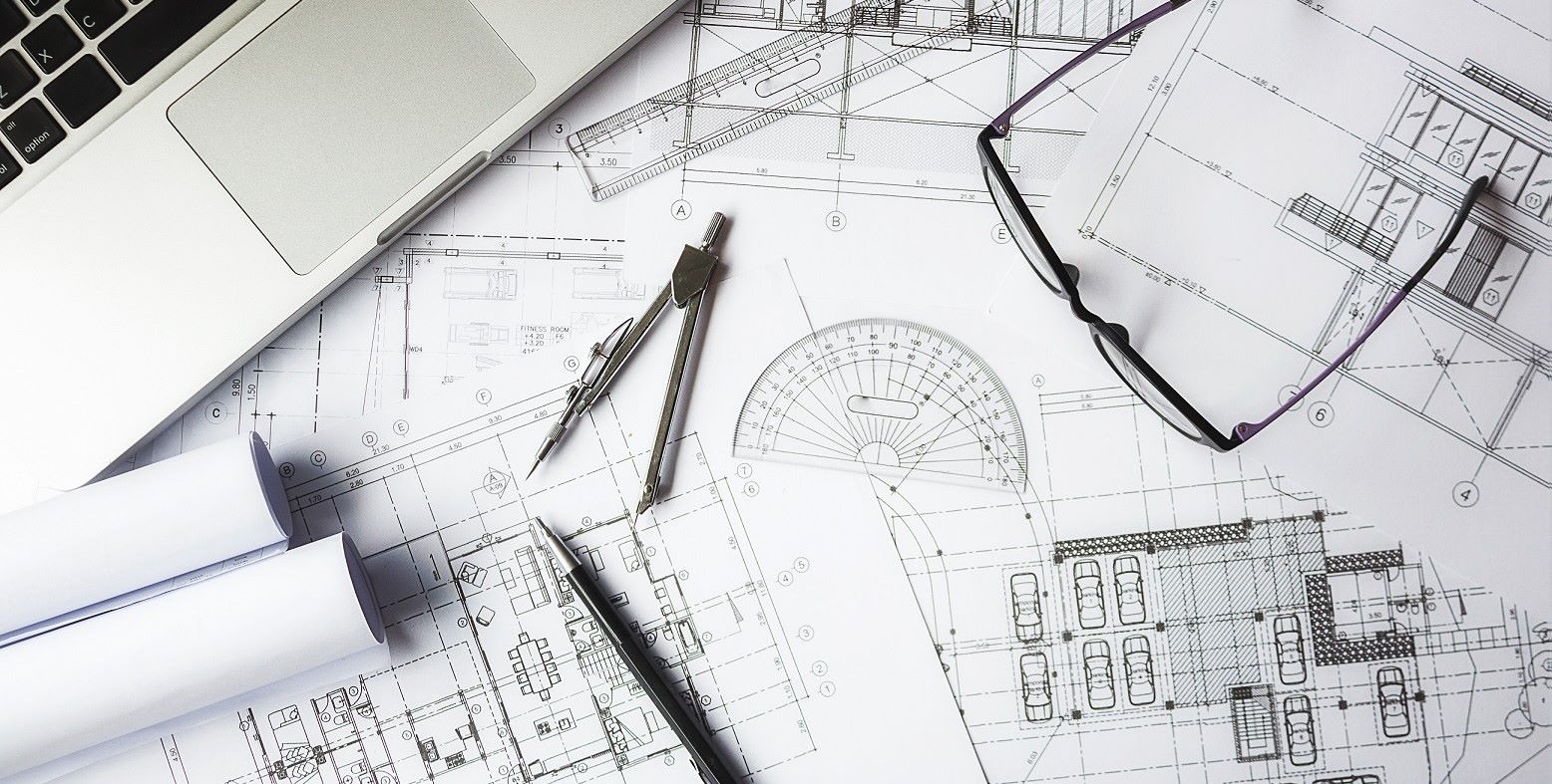 Инженер-эксперт проводит электротехническую экспертизу оборудования