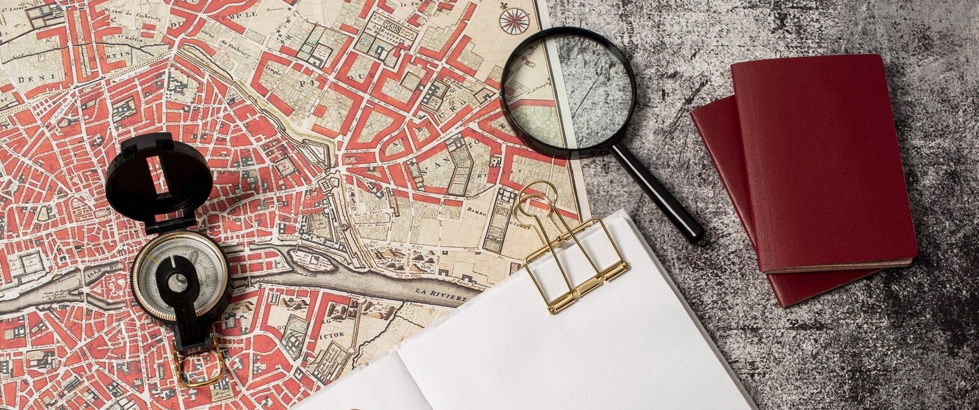 Эксперт по землеустроительной экспертизе анализирует кадастровую карту